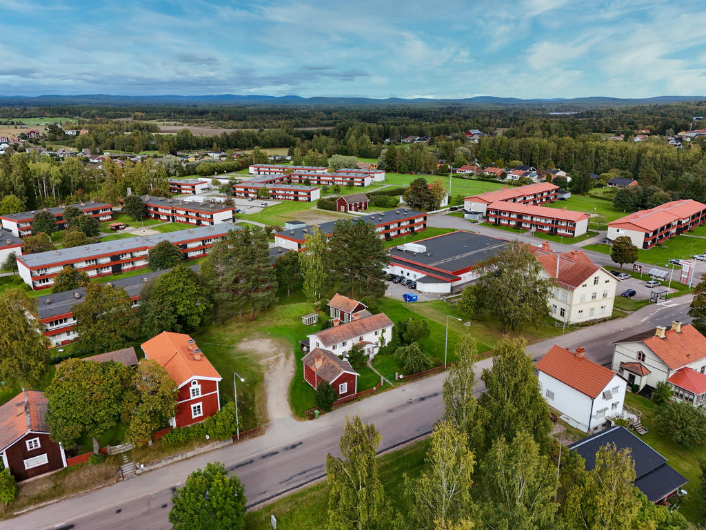 Vy mot norr med bl.a bostadsområdet Ol-Daniels i bakgrunden och matbutiken Hemköp. 