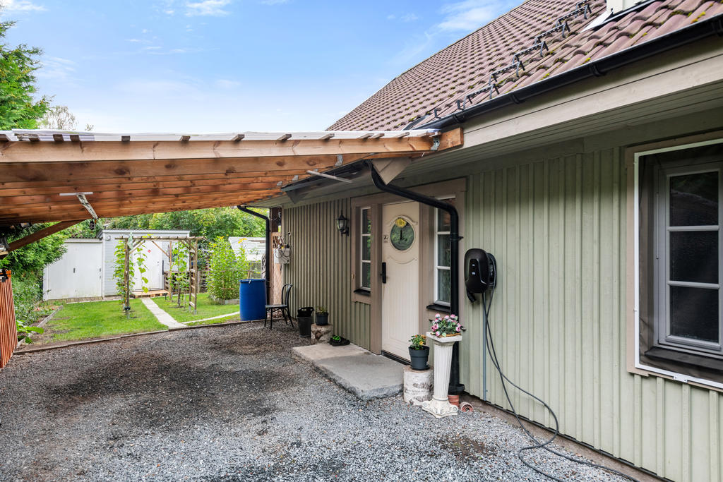 Carport med laddbox för elbil