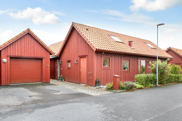 Välkomna till Seglarängsvägen 16 - bekvämt boende i ett plan med garage i direkt anslutning