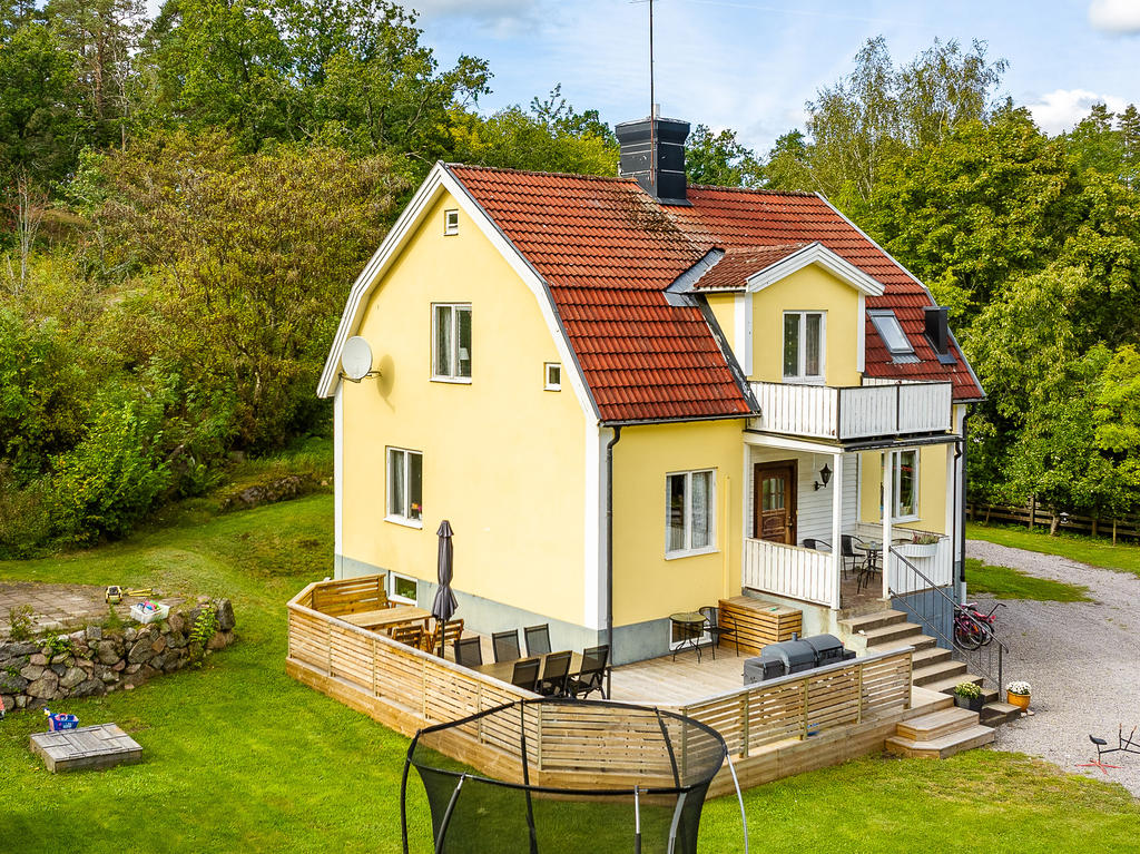 Del av tomt består av öppna & plana tomtytor med stort altandäck i söderläge med plats för både sittgrupp & matplats, stensatt uteplats på härlig höjd  