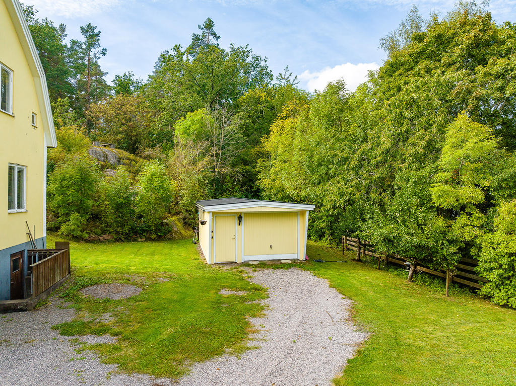 För den motorintresserade finns ett rymligt & isolerat garage med luftvärmepump (-15) och plats för arbetsbänkar & alla verktyg & maskiner. 