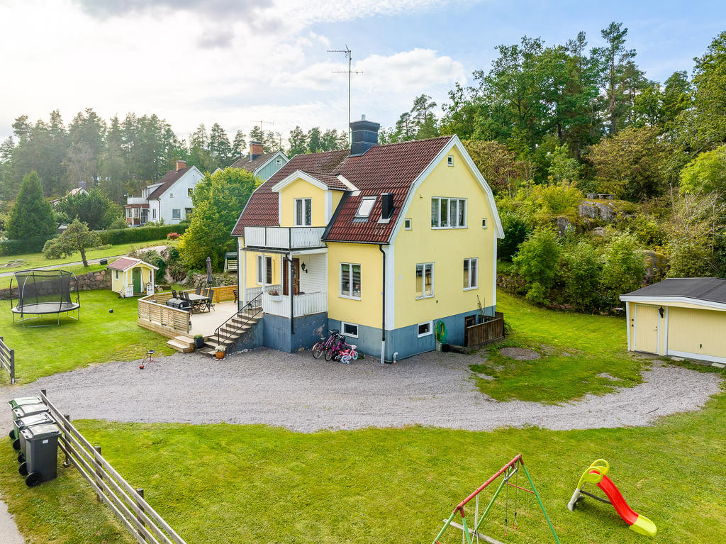 Under åren är flertalet större renoveringar utförda som dränering, el, installation av bergvärmepump, nytt tak garage, kök & badrum