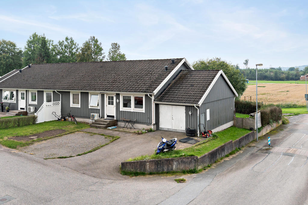 Framsida med plats för flera bilar, garage