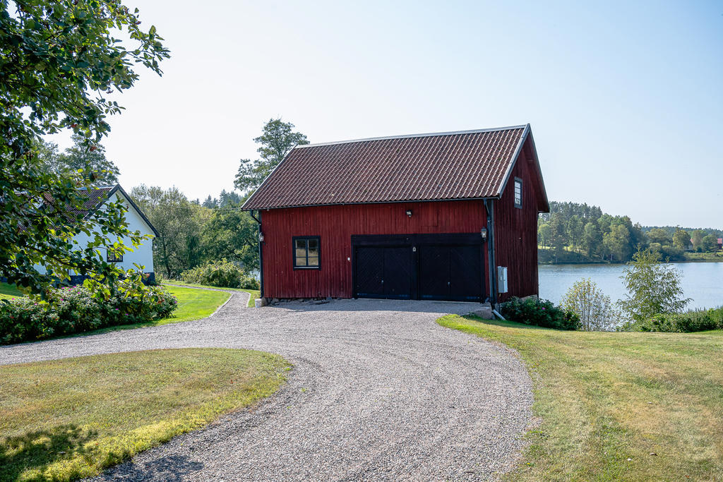 Magasinsbyggnad med dubbelgarage