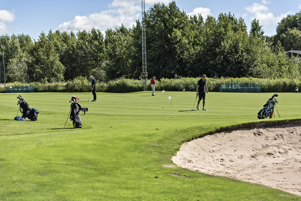 Golfälskare kommer att uppskatta närheten till både World of Golf och Hovås Golfklubb