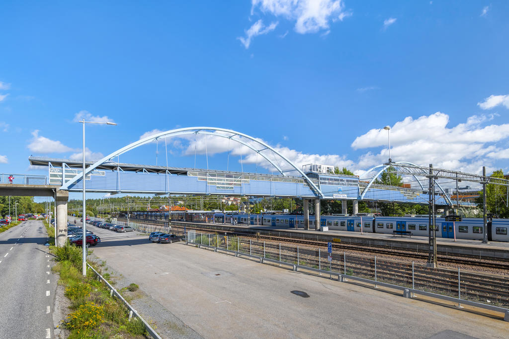 Till Upplands Väsby kan du ta dig med Storstockholms Lokaltrafiks (SL/UL) pendeltåg från såväl Stockholm, Arlanda som Uppsala. Pendeltågen stannar vid Upplands Väsby station, där många av bussarna i kommunen startar och stannar. Via bussarna kan du ta dig till de olika kommundelarna.