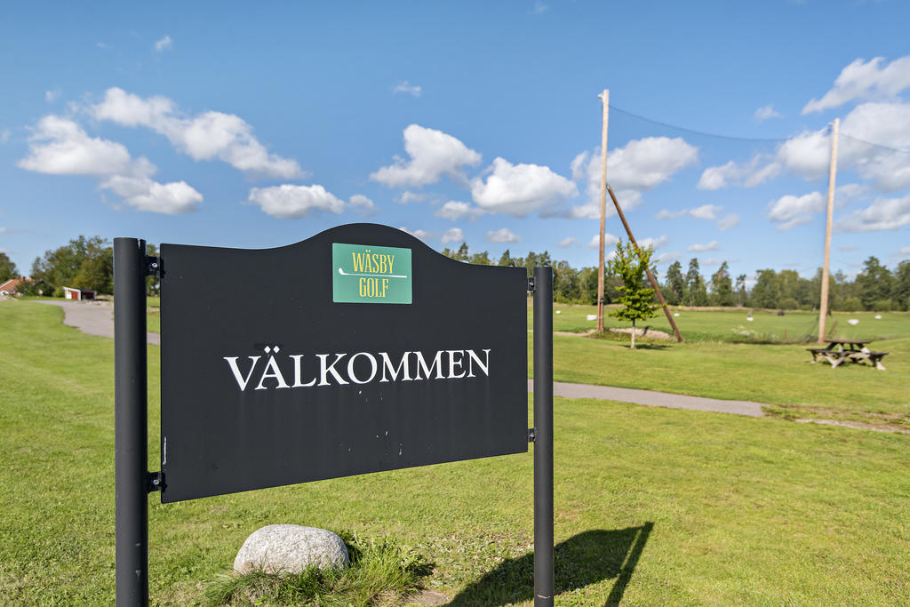 Wäsby golf är en modern golfanläggning där fina träningsområden samsas med fornminnen och kulturhistoria i samma vackra förpackning.