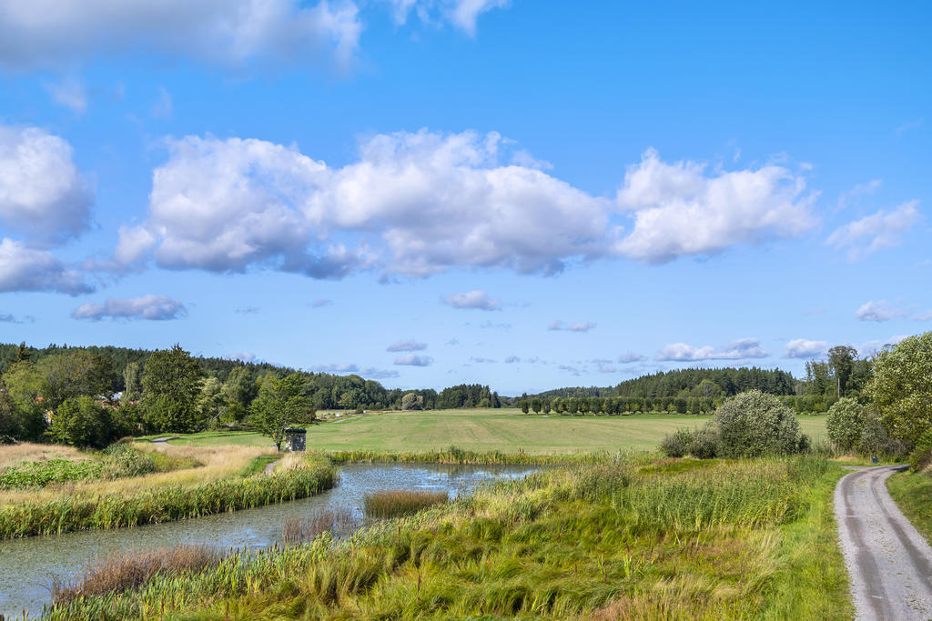 I Upplands Väsby finns även Barockparken från sent 1600-tal, anlagd av dåtidens stora arkitekter efter franskt mönster. I parken finns även ett vikingaskepp placerat på 5,5m höjd över marken: ungefär där vattenytan låg över nuvarande mark på vikingatiden.