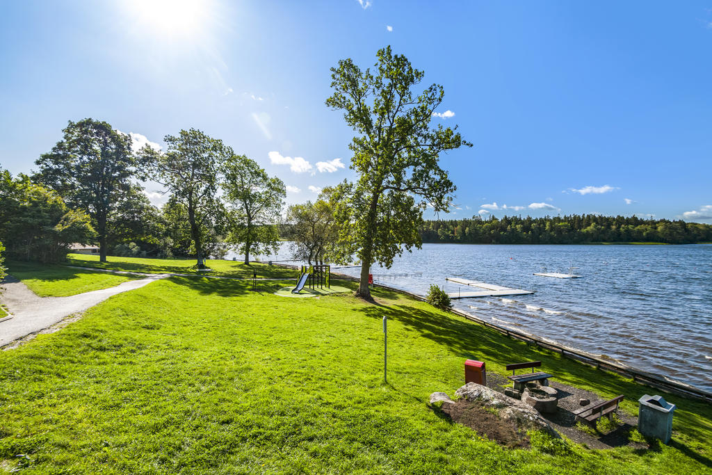 Kairobadet är ett strandbad vid Mälaren. Vid Kairobadet finns: Sandstrand, två badbryggor, flytbrygga med hopptorn, tillgänglighetsbrygga för rullstolar, toaletter, utomhusdusch, grillplats, parkering och vid Kairobadet finns även en kiosk och servering som har öppet på dagtid under badsäsongen.