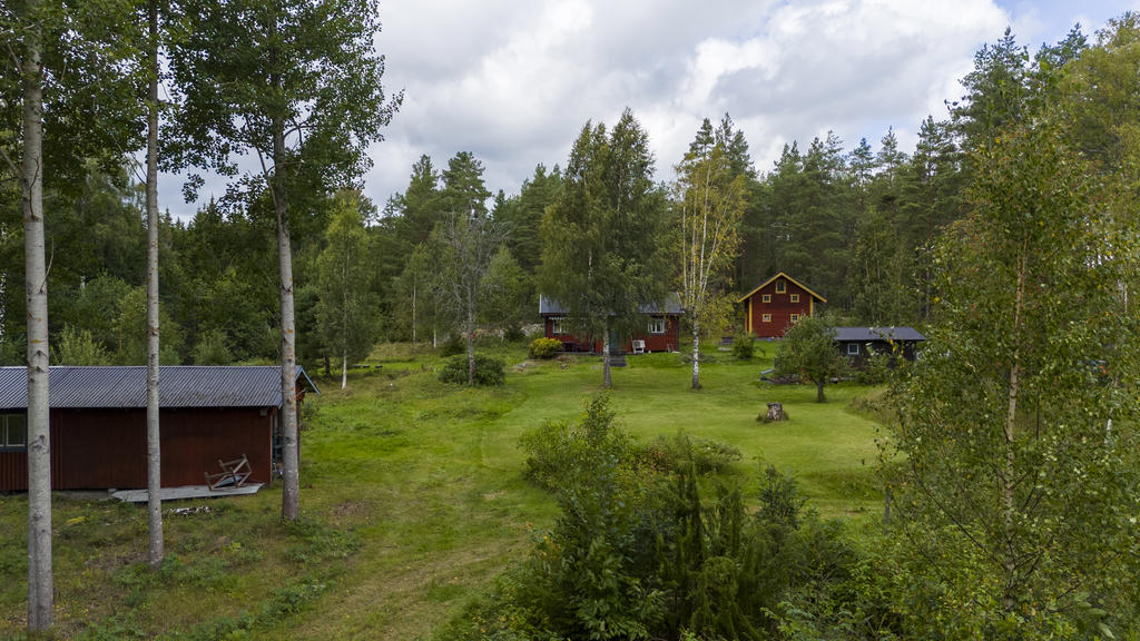 Huvudstuga, timmerstuga och gästhus