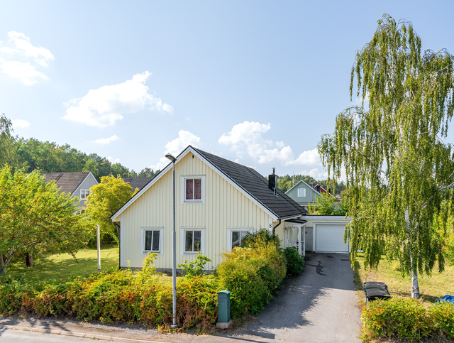 Charmig villa med stor insynsskyddad trädgård