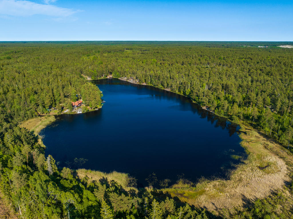 Bergsjön erbjuder en mysig badplats med brygga, klippor och omklädningsrum