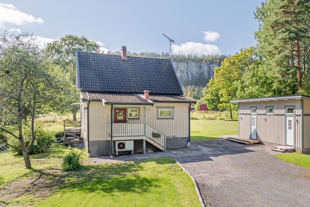 Framsidan med fina gäststugan/förrådet