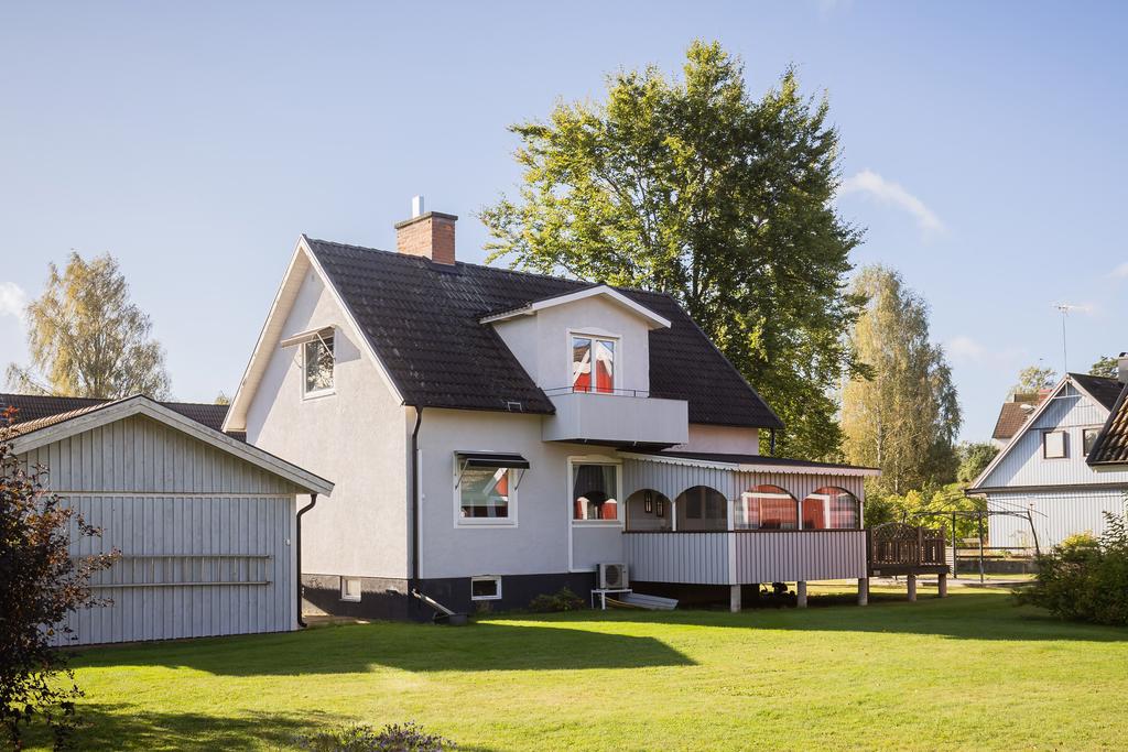 Vackert hus med inglasad uteplats och terrass samt balkong