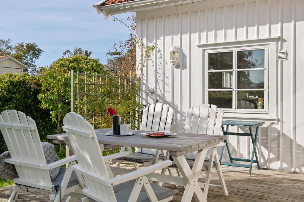 Uteplats med plats för matbord i sydvästläge!