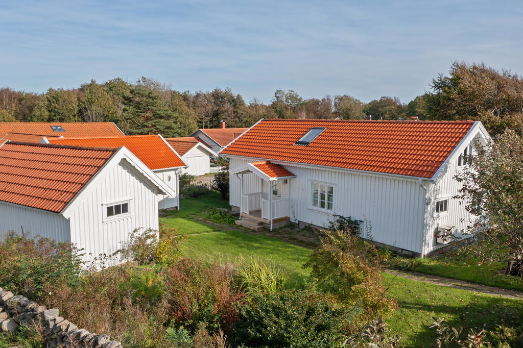 Gårdsmiljö på tomten mellan huvudhuset, gästhus och garage.