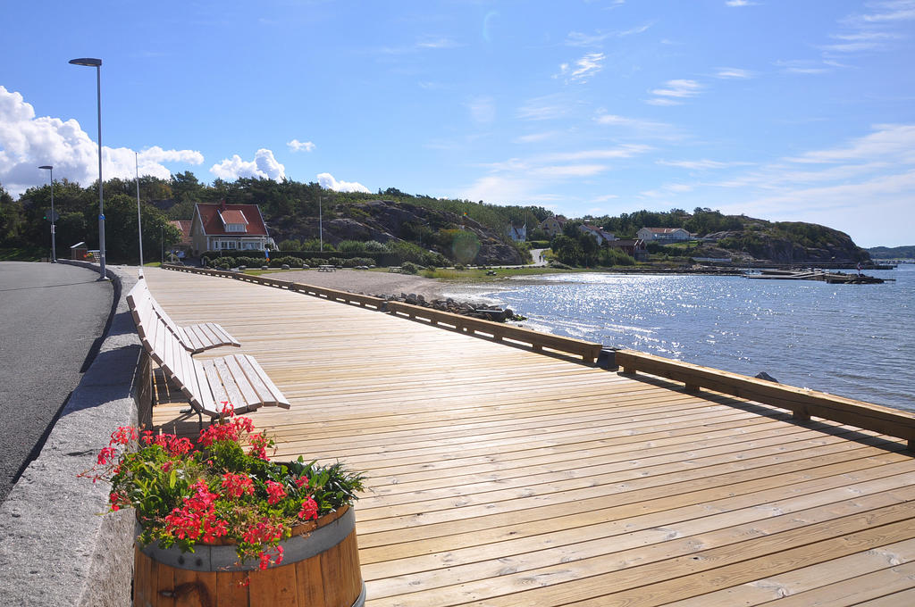 Miljöbild Grebbestad bryggan promenadstråk. 