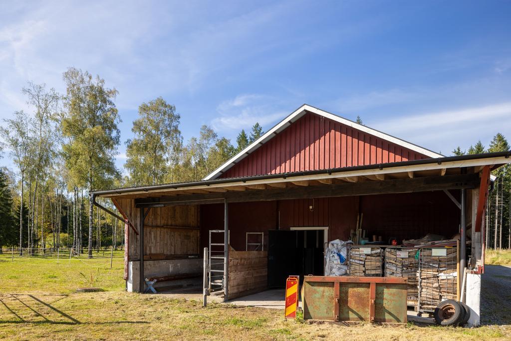 Gavel på stallet med gödselplatta (idag vedförråd )