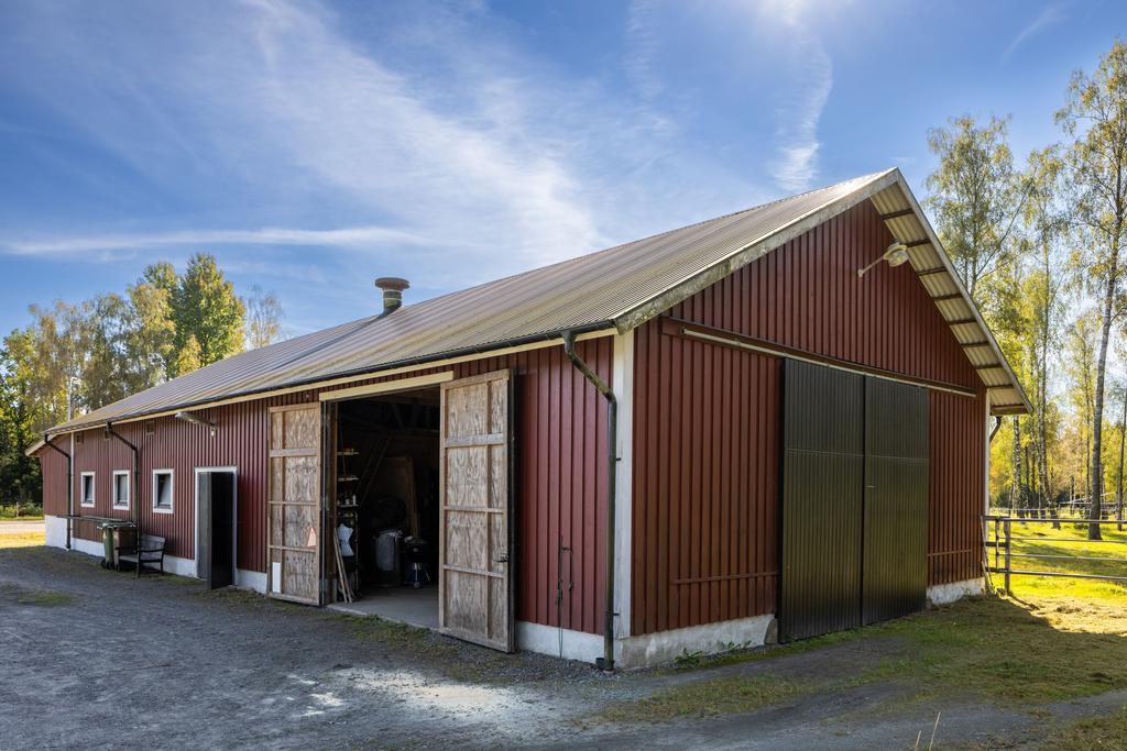 Garage med plats för hästtransport och foder. Det finns port på gaveln och framsidan.