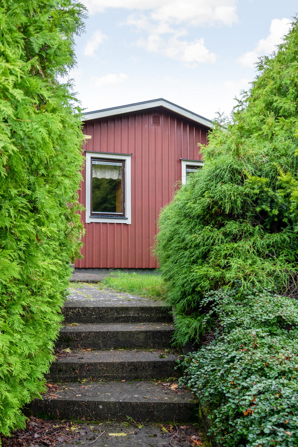 Trappan som tar dig från parkeringen till huset.