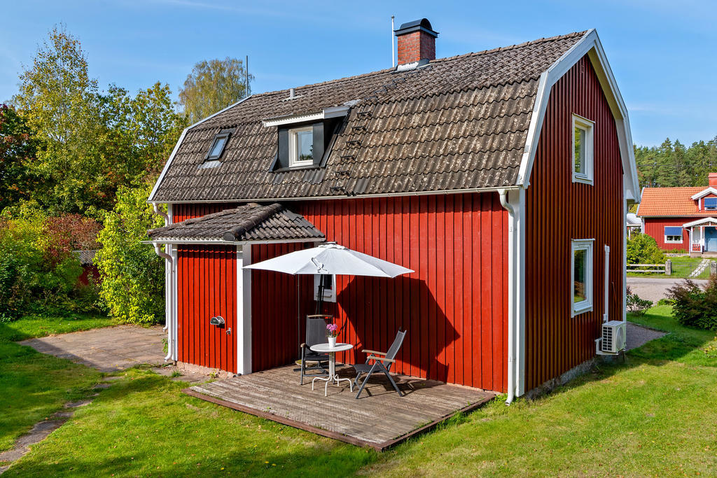 Trädäck på baksidan av huset 