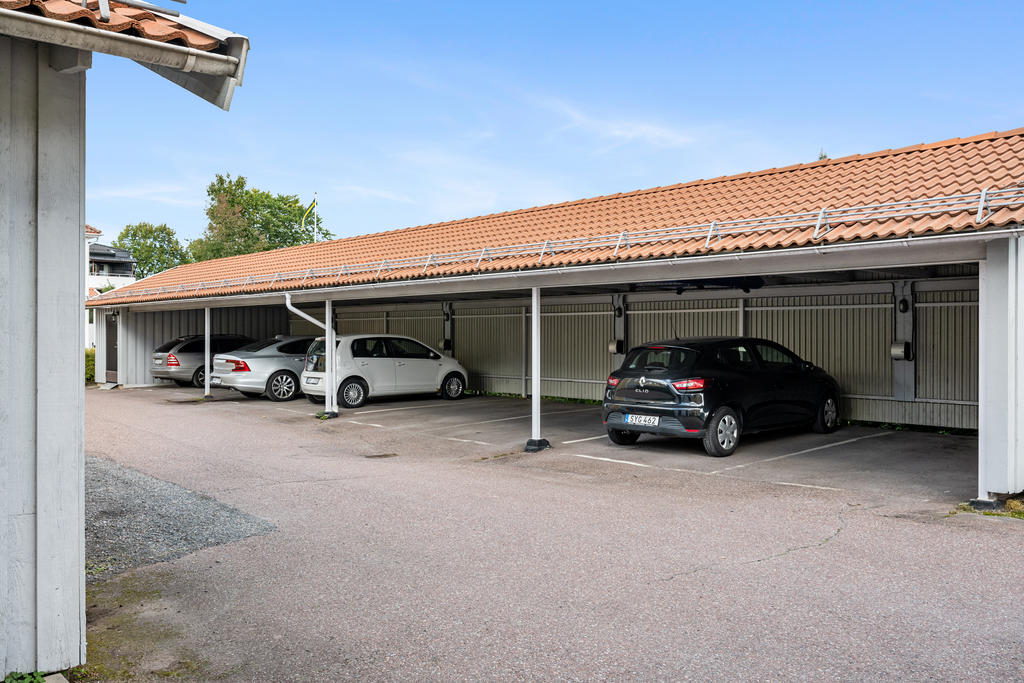 Parkeringsplatser med carport.