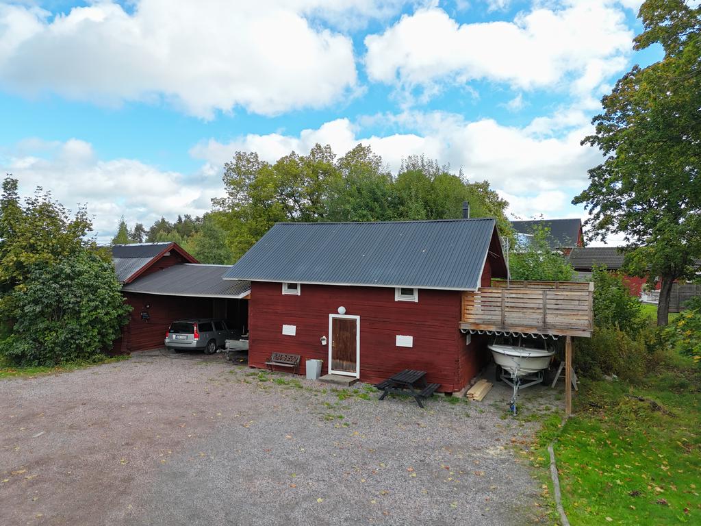 Carport i uthus samt Gästhus