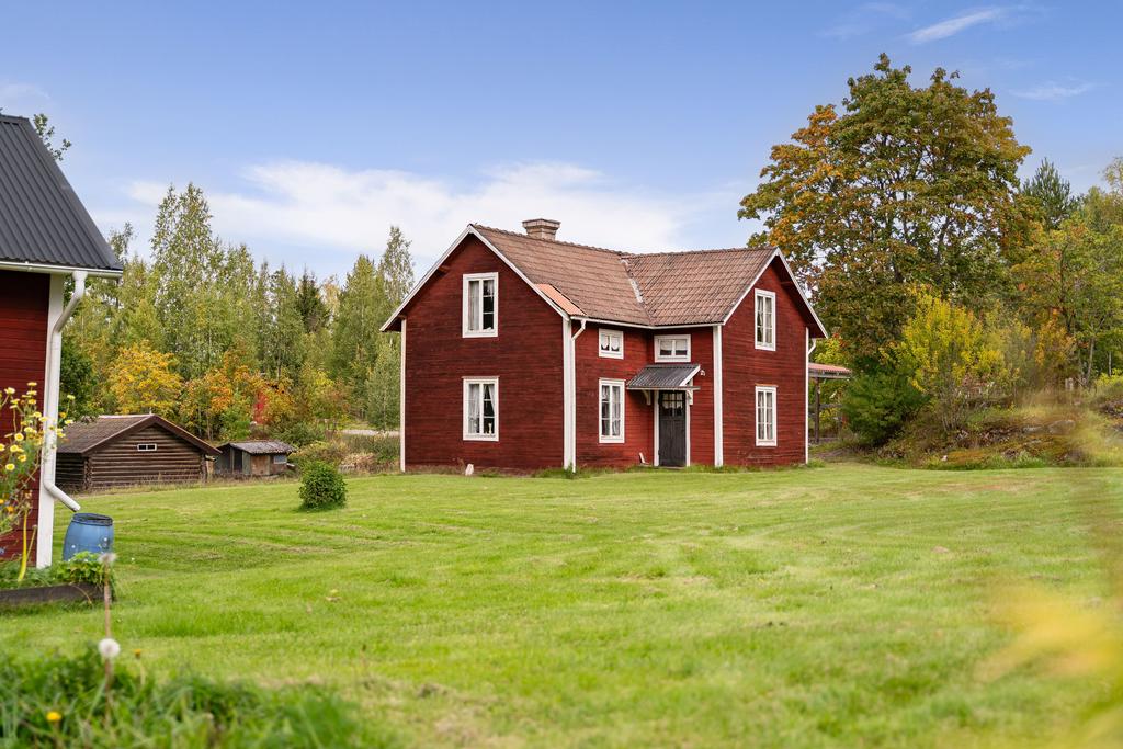 Det äldre gårdshuset med renoveringsbehov 