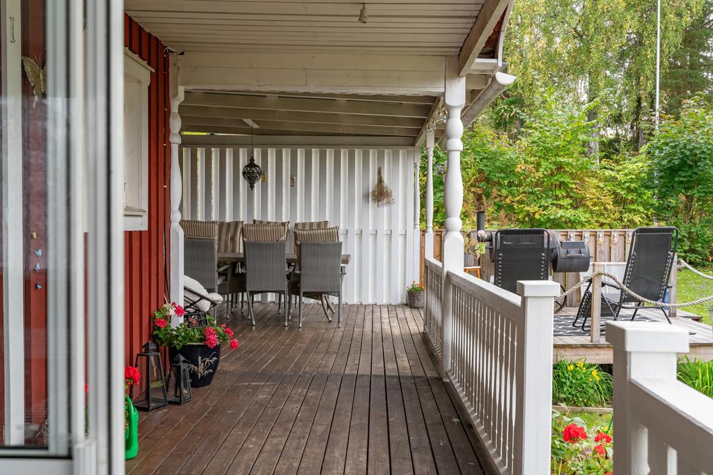 Entréveranda med plats för flera sittgrupper