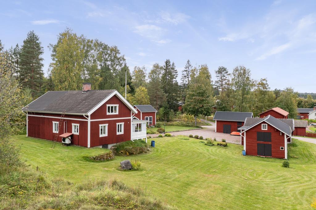 Gården har en stor trädgård som erbjuder fina gräsytor och många uthus