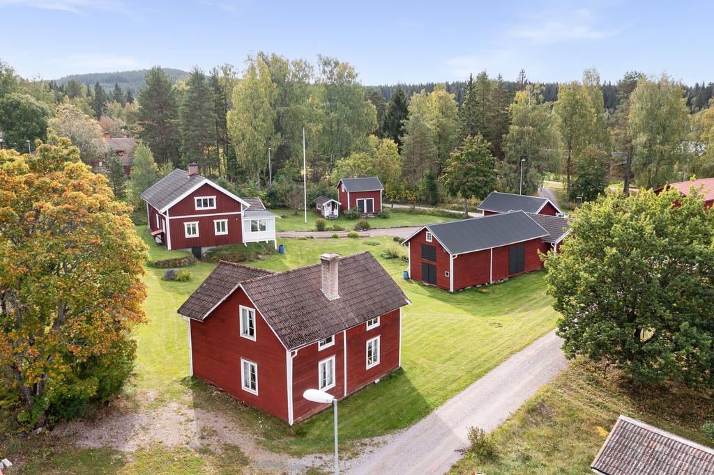 Boningshus och  gammelstuga med renoveringsbehov