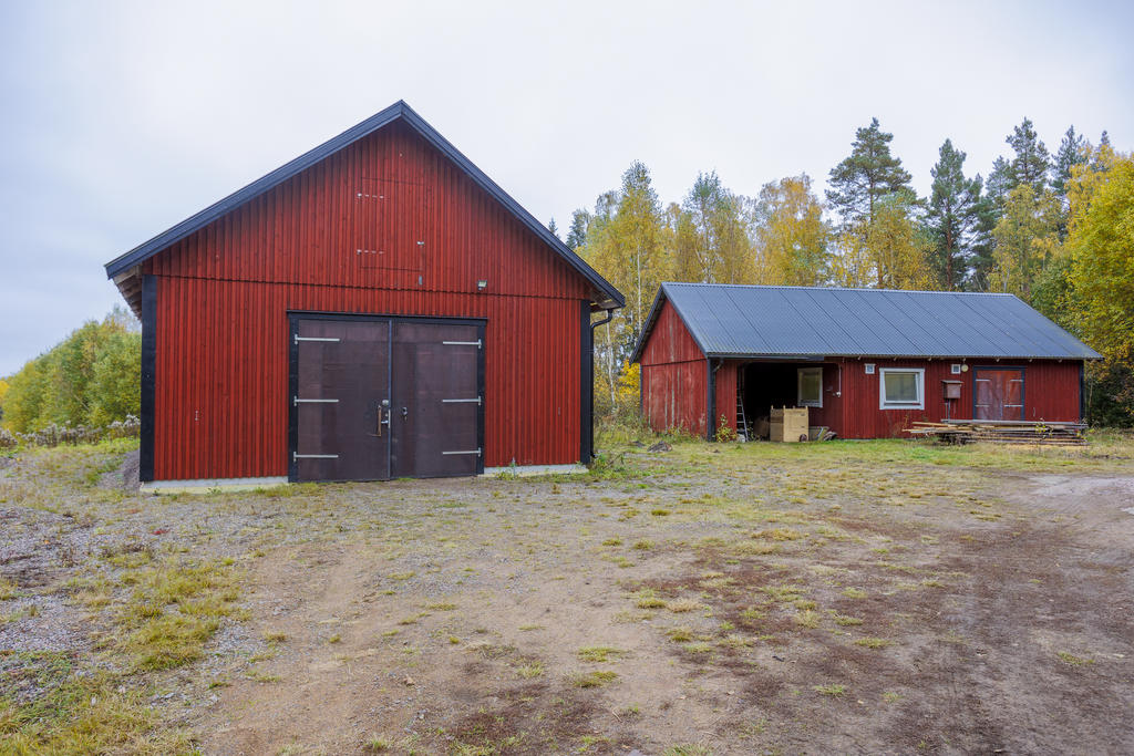 Verkstad, uthus och stall