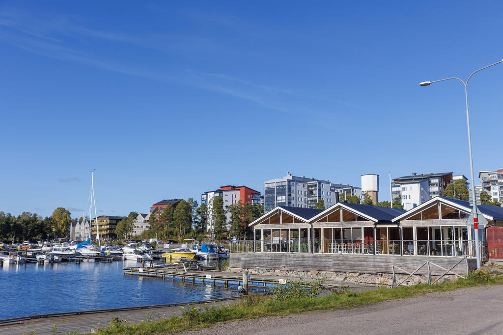 Bostaden ligger ett stenkast från Lillängshamnen