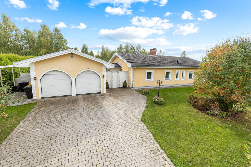 Garage, carport och uppfart