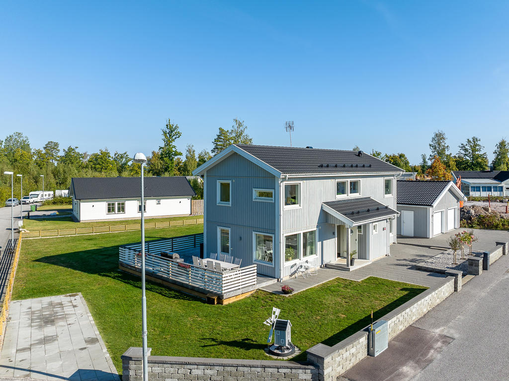 Familjevänlig 2-plansvilla på hörntomt med dubbelgarage och stort altandäck!