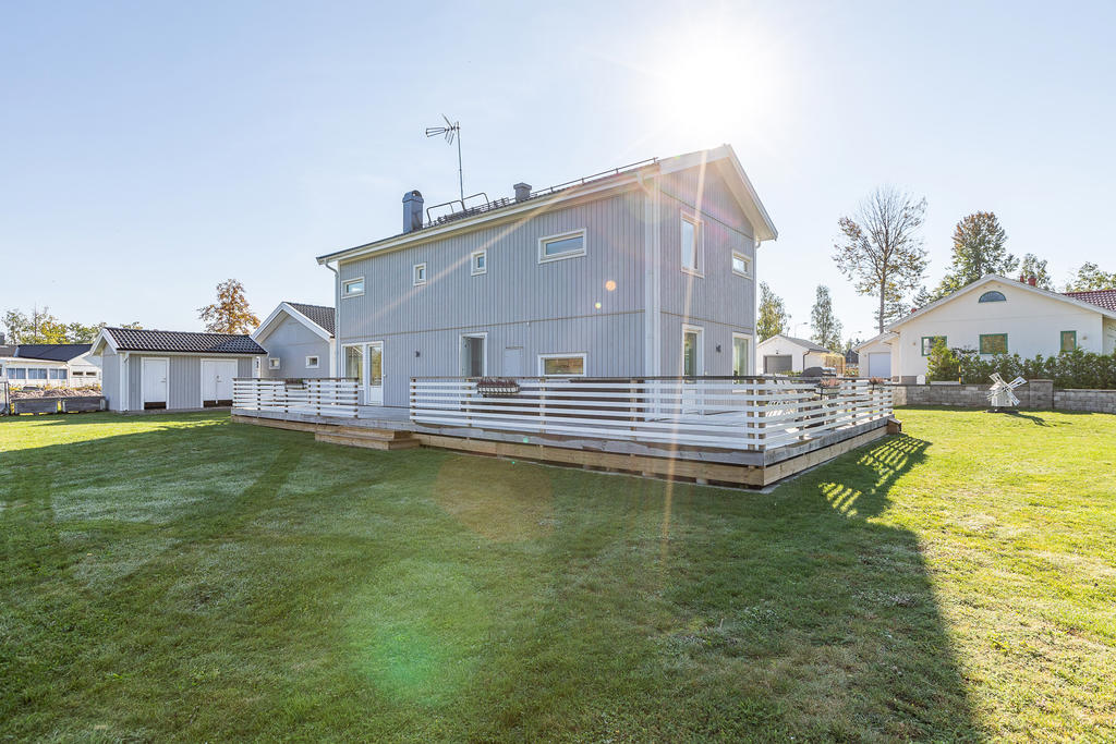 Stort altandäck runt huset där solen kommer runt under dag och kväll (morgonsol på denna bild)