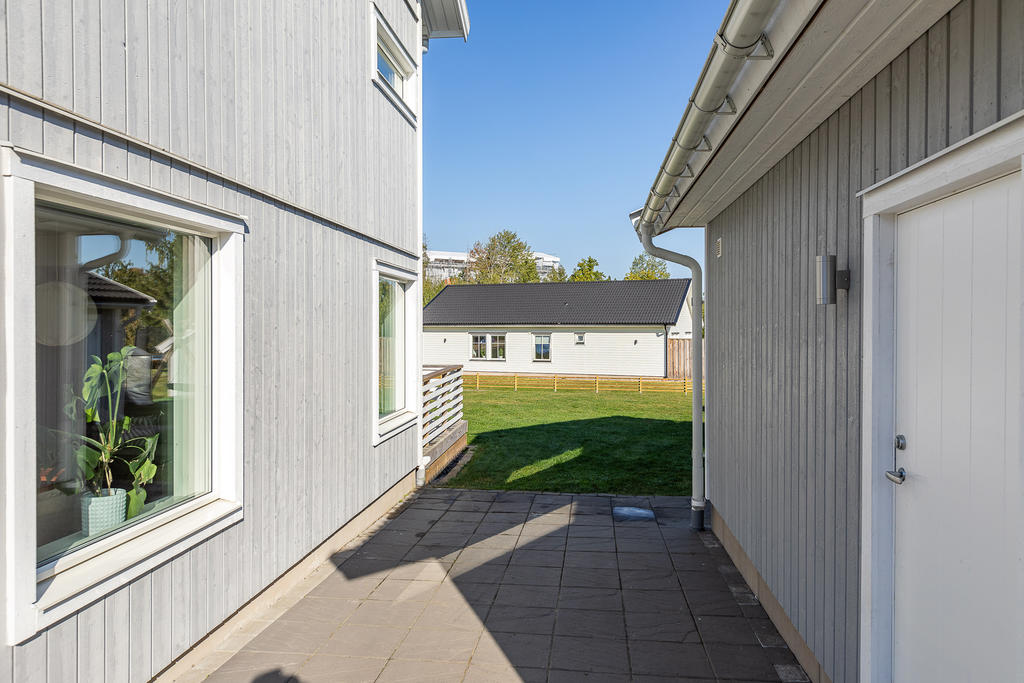 Passage mellan hus och garage