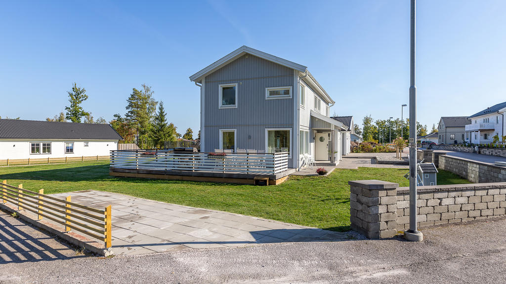 Altandäck runt huset med sol såväl dag som kväll