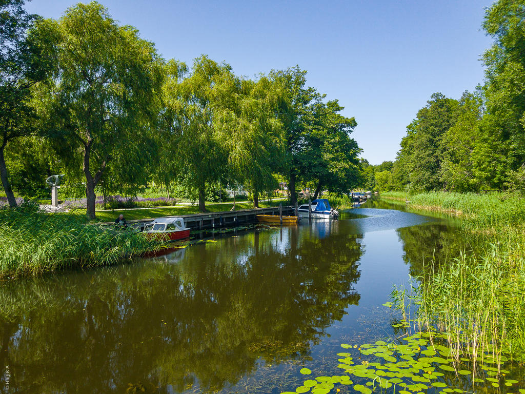 Natursköna promenadstråk längs vattnet