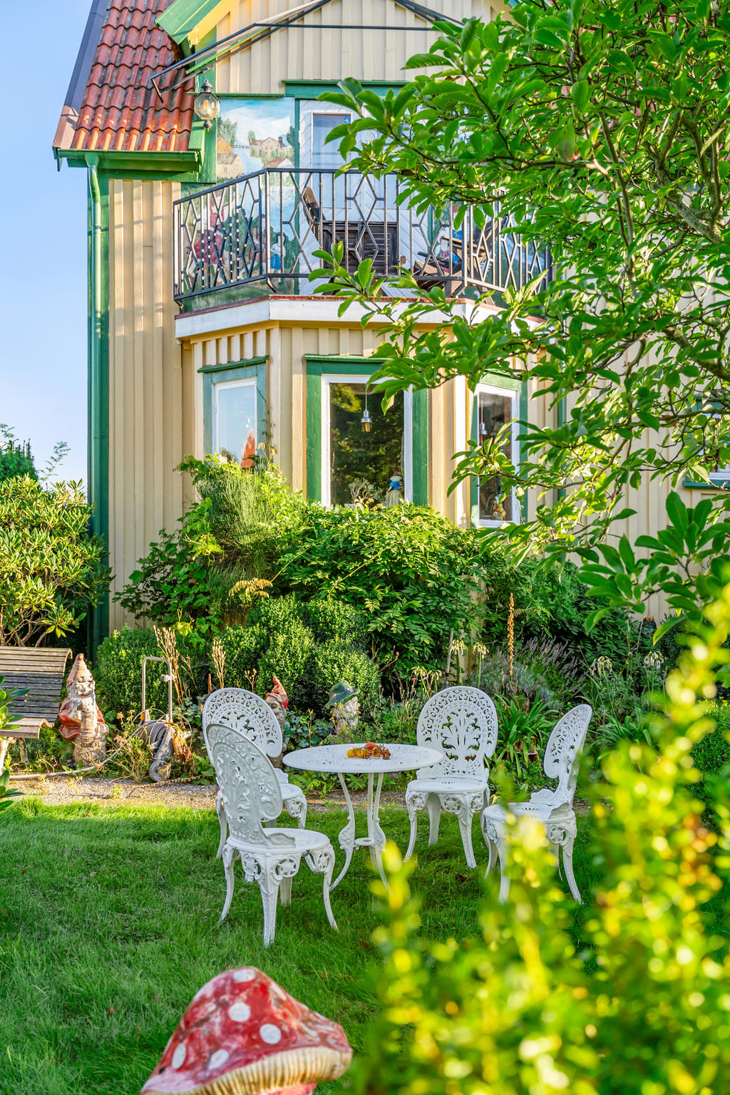 Sommartid är trädgården ett kapitel för sig själv, fylld med fruktträd, bärbuskar och blomstrande planteringar.