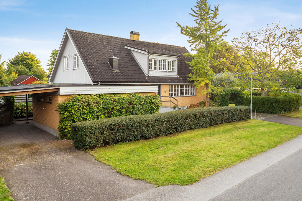 Gott om plats för bilar på egna tomten - både carport och uppfart