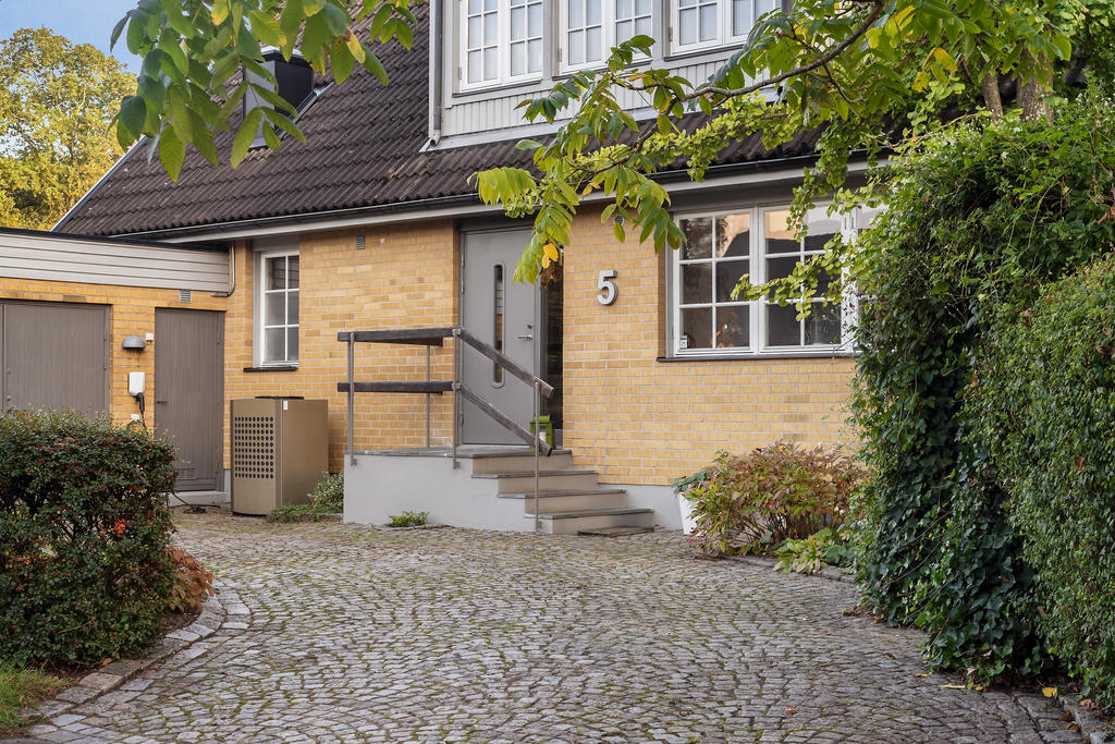 Det ursprungliga garaget har byggts om till motorcykelgarage och separat verkstad. I garaget finns även egen entré till källarvåningen.