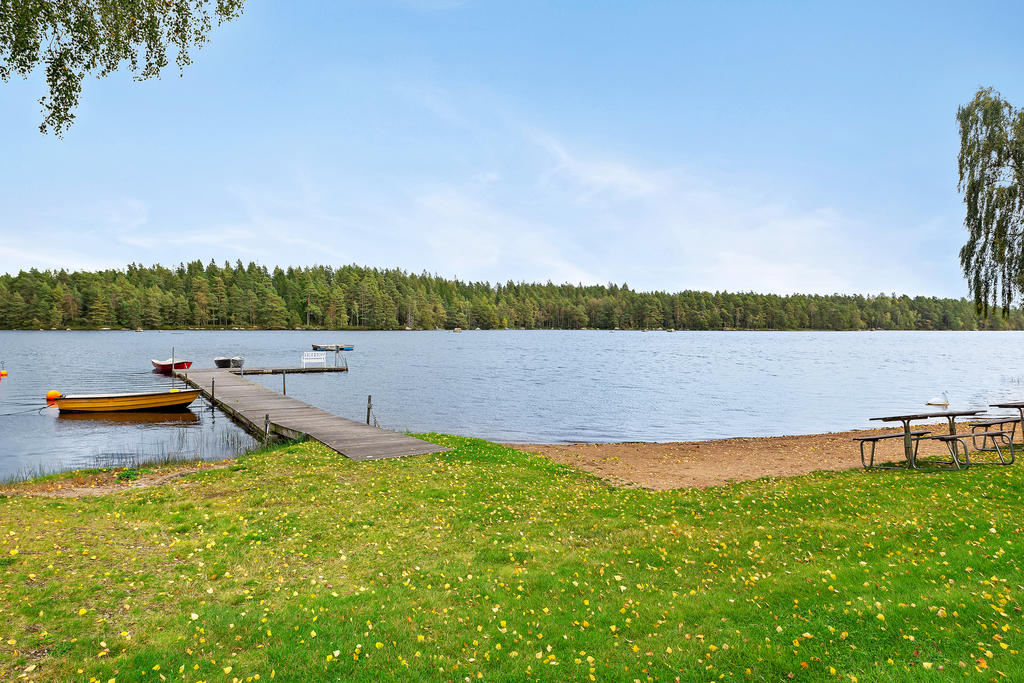 Gemensam brygga och strand  i området