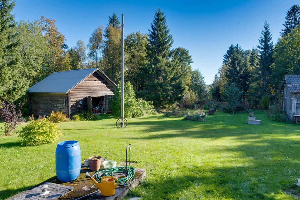 Härlig trädgård som fortsätter ner till sjön