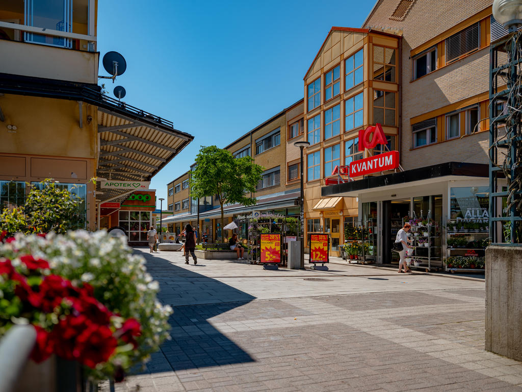 Vallentuna centrum med sitt breda utbud av caféer, restauranger, gym, detaljhandel och mycket mer