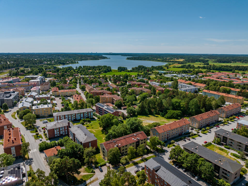 I området finns härliga grönområden med mysiga promenadstråk