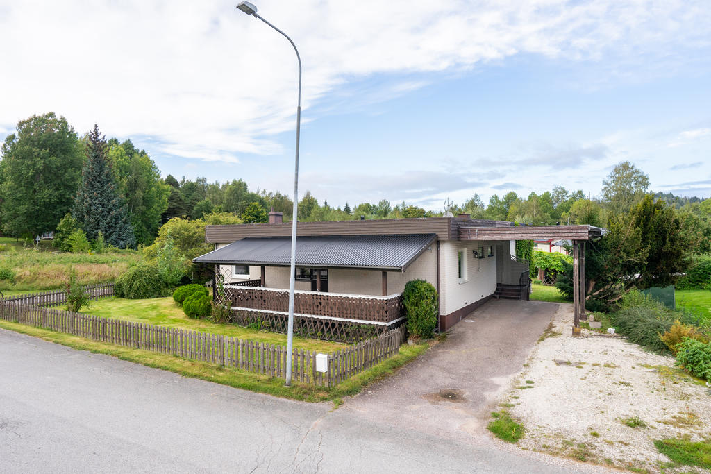 I anslutning till huset finns en rejäl carport samt en veranda under tak. 