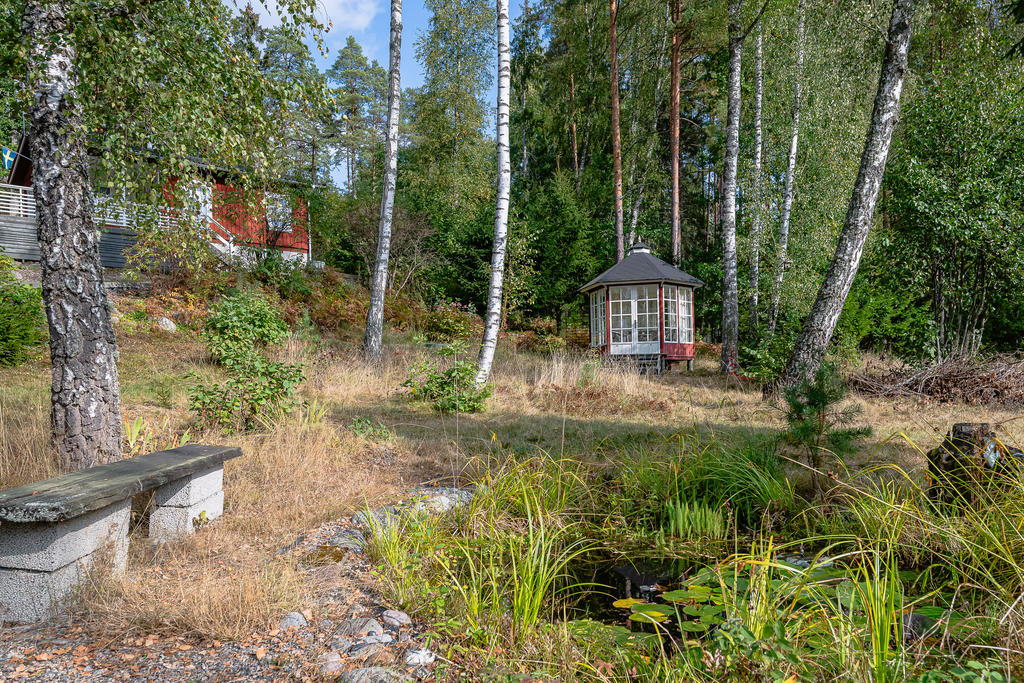 Lusthuset och huset sett från infarten