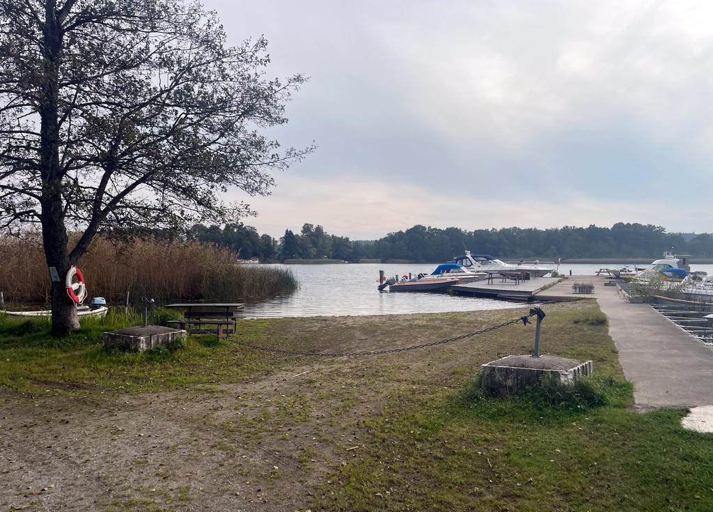 Gemensam badplats och båtbrygga någon minuts promenad från huset