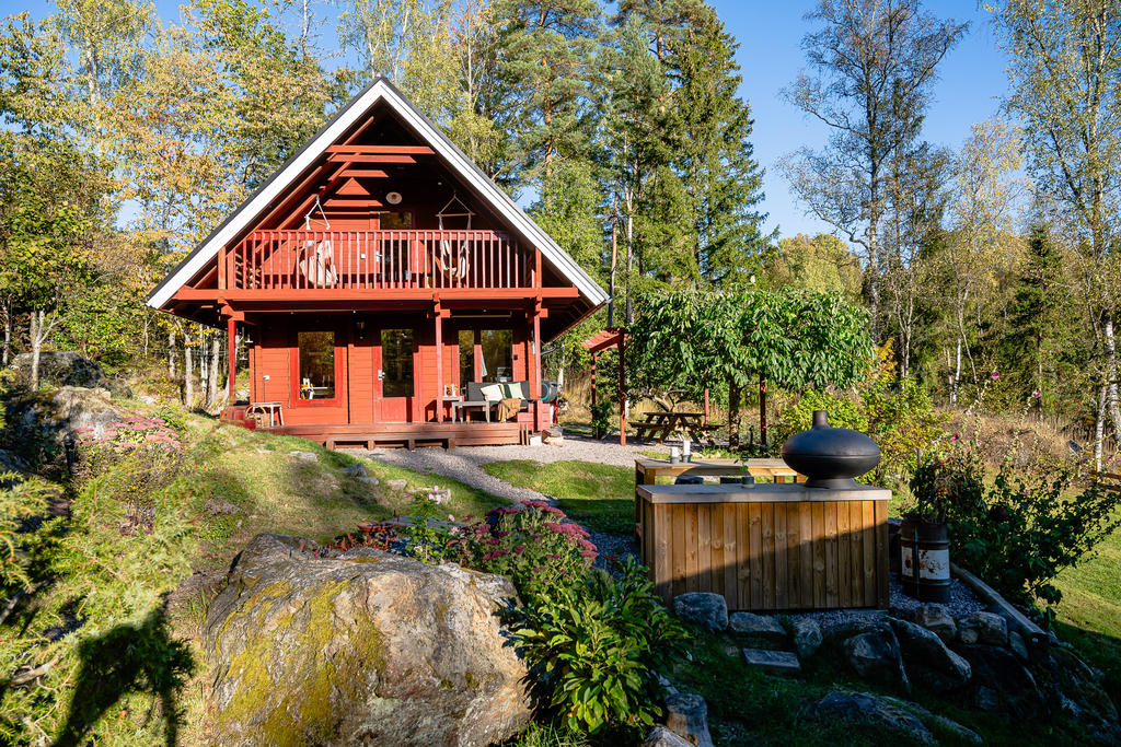 Naturliga inslag av bergknalle vid uteköket. Soligt läge på husets uteplats och balkong